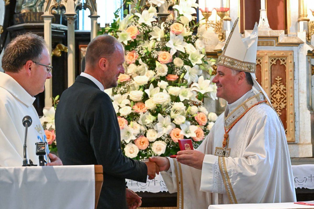 peter_sv's tweet photo. 🪙 Spominska medalja
Letošnje praznovanje Marijinega rojstva v Marijinem svetišču na Gorci v Malečniku je bilo zares posebno. Kardinal Rolandas Makrickas, ki je vodil sveto mašo, je ob zaključku slovesnosti naši župniji poklonil spominsko medaljo.🧵 https://t.co/1WtAIfoPfg
