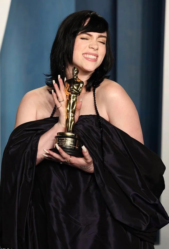 InfoBillieBR's tweet photo. Ótimo momento para lembrar que Billie Eilish substituiu Ed Sheeran na criação da canção-tema de James Bond. A obra “No Time To Die” rendeu o primeiro Oscar da carreira da cantora. 

“Não vou fingir que não doeu.” https://t.co/r9pZ681IyM