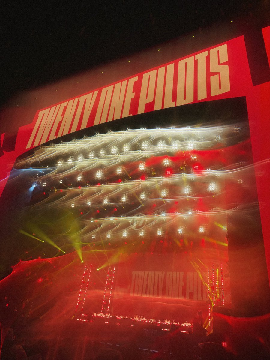 r4wfearr's tweet photo. o twenty one pilots é tão performático que até a água da chuva na minha câmera entregou essa obra de arte https://t.co/X0vBIZQGKs