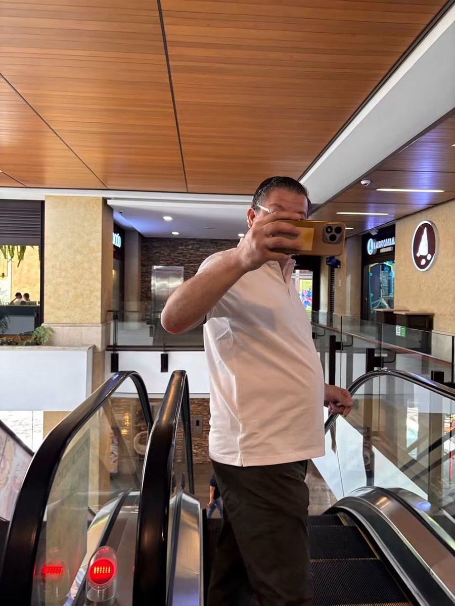 iridesarr25's tweet photo. Este es el tipejo que le estuvo tomando fotos a Pacheco y su familia y se las pasó a yesmierda!!  Ojo! Si lo reconoce diganos como se llama el troglodita puto, hijo de su tata Vader! https://t.co/VoOEQeVAzo