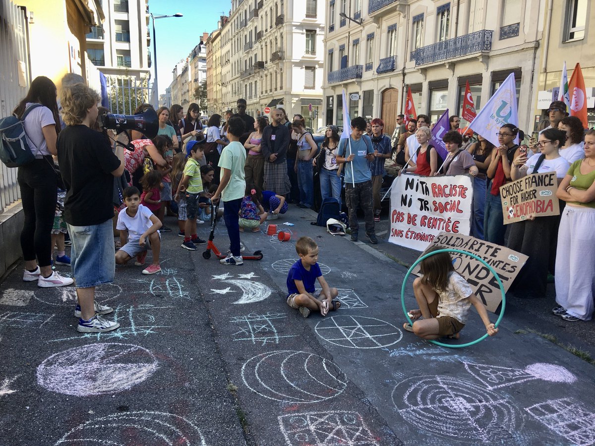 Mlowdy2's tweet photo. 200 personnes réunies ce matin devant le rectorat de #Lyon contre la loi "Bienvenue en France" avec la @FnecFpFO 69! Abrogation de Parcoursup, MonMaster et de la hausse des frais d'inscription ! Ouverture des places pour les "sans fac"! On ne lache rien jusqu'au 29/09 et après! https://t.co/teceGyrs1Y