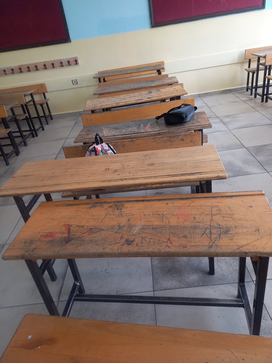 ozlemhamza65's tweet photo. @tcmeb Evet başladı. Yeni yıla hiçbir hazırlık,temizlik,eksik giderme,yenileme,boyama yapılmadan başladı👏 https://t.co/jHzDcKCgGU
