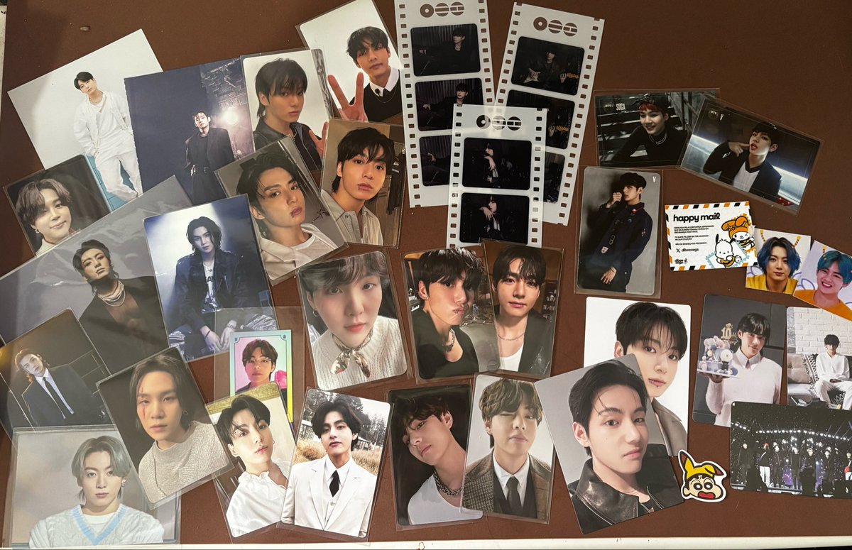 hesouluv's tweet photo. 🌟feedback super positivo para @dibeecegs❣️

a minha cesta básica de photocards e postcards chegou! 
Brincadeiras a parte, todas as CEGs foram super rápidas e todo o processo foi muito confortável, sempre que eu tinha dúvida a Belly me explicava tudo. 
Chegou tudo direitinho, bem embalado e bem rápido. Esperei acumular bastante pra pedir o envio (como vocês podem ver) 
Dito isso, muito obrigada ❤️

foto dos itens e um unboxing (ainda não tão bom) kkk