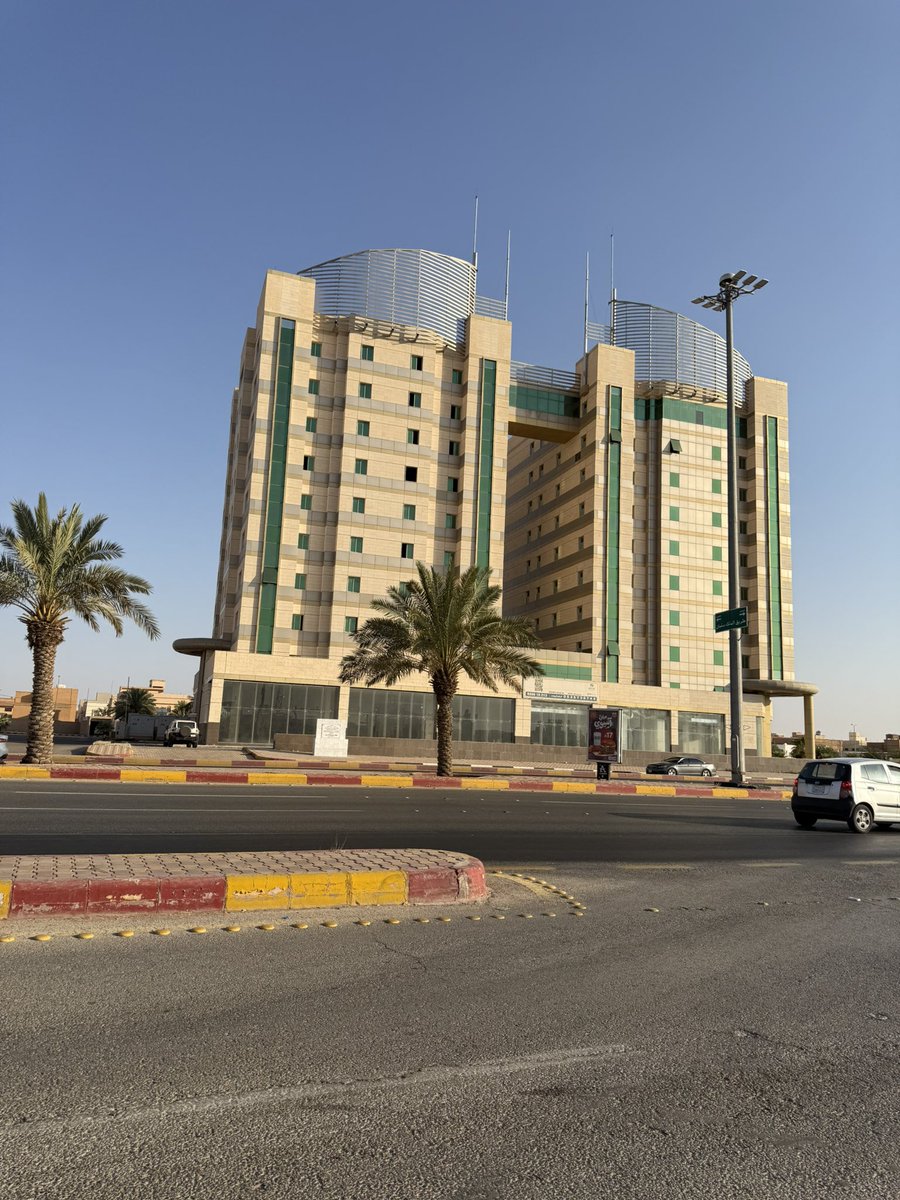 ahmed_ALzunidi's tweet photo. مبنى جمعية إنسان لرعاية الأيتام بمحافظة الزلفي

تبرع بأرضه المميزة أحد رجال أعمال المحافظة على ما اعتقد جزاه الله خيرًا، وبُني بتبرعات ، وانتهت أعماله منذ ما يقارب 8  سنوات، ومع ذلك لم يُشغّل حتى اليوم!

مبنى ضخم ومن أضخم مباني المحافظة،

السؤال : 

لماذا كل هذه السنوات دون تشغيل؟ ومن المسؤول عن تعطّل الاستفادة منه؟

ذهبت السنوات والمبنى قائم دون تشغيل، والأيتام أولى بأن ينتفعوا بما جُمع وبُني من أجلهم.

@ensanorg

@alshiriandawood