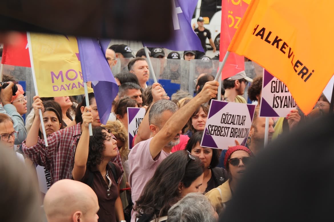 ToplumsalMht171's tweet photo. LGBTİ+’lara yönelik operasyonlara karşı çıkan 108 kişi mevcutlu!

LGBTİ+’lara yönelik operasyonları protesto etmek için düzenlenen eylemde gözaltına alınan 108 kişinin, geceyi mevcutlu olarak geçireceği öğrenildi.