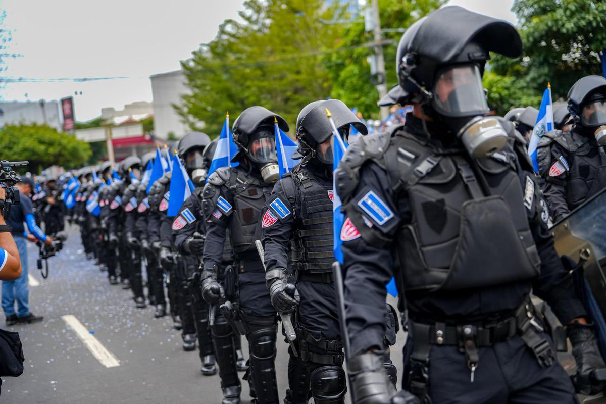 SeguridadSV's tweet photo. El uniforme que representa el honor de servir y proteger a El Salvador.

En este 15 de septiembre, nuestra @PNCSV participa en el Desfile de Independencia con sus diferentes divisiones, demostrando la preparación, la capacidad y el equipamiento que hoy respaldan su misión de proteger a los salvadoreños.

Hombres y mujeres que llevan en alto el nombre de nuestra nación y el compromiso de servir a su gente.

#ElFuturoEsNuestro🇸🇻