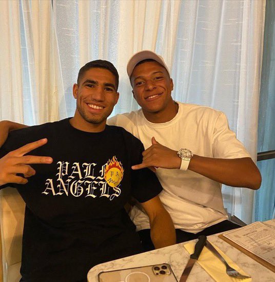 LawrenceLlaneza's tweet photo. Al asaltador de Estocolmo salir en una foto con una camiseta en apoyo a los Caballas le parece mal, ahora irse de vacaciones con un presunto asaltador sexual moro le encanta. https://t.co/lbpVdxDlZ0