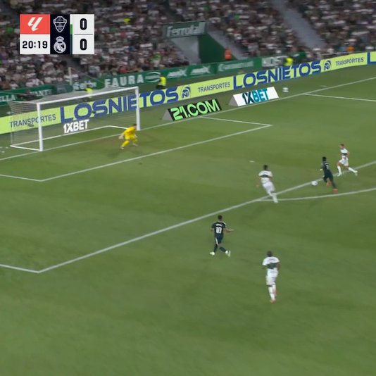 TouchlineX's tweet photo. 📸 - SOMETHING IS WRONG WITH VINICIUS, HE DIDN'T EVEN GET THIS ON TARGET, HE PUTS IT 3 METRES WIDE! https://t.co/P43KbcKFgB