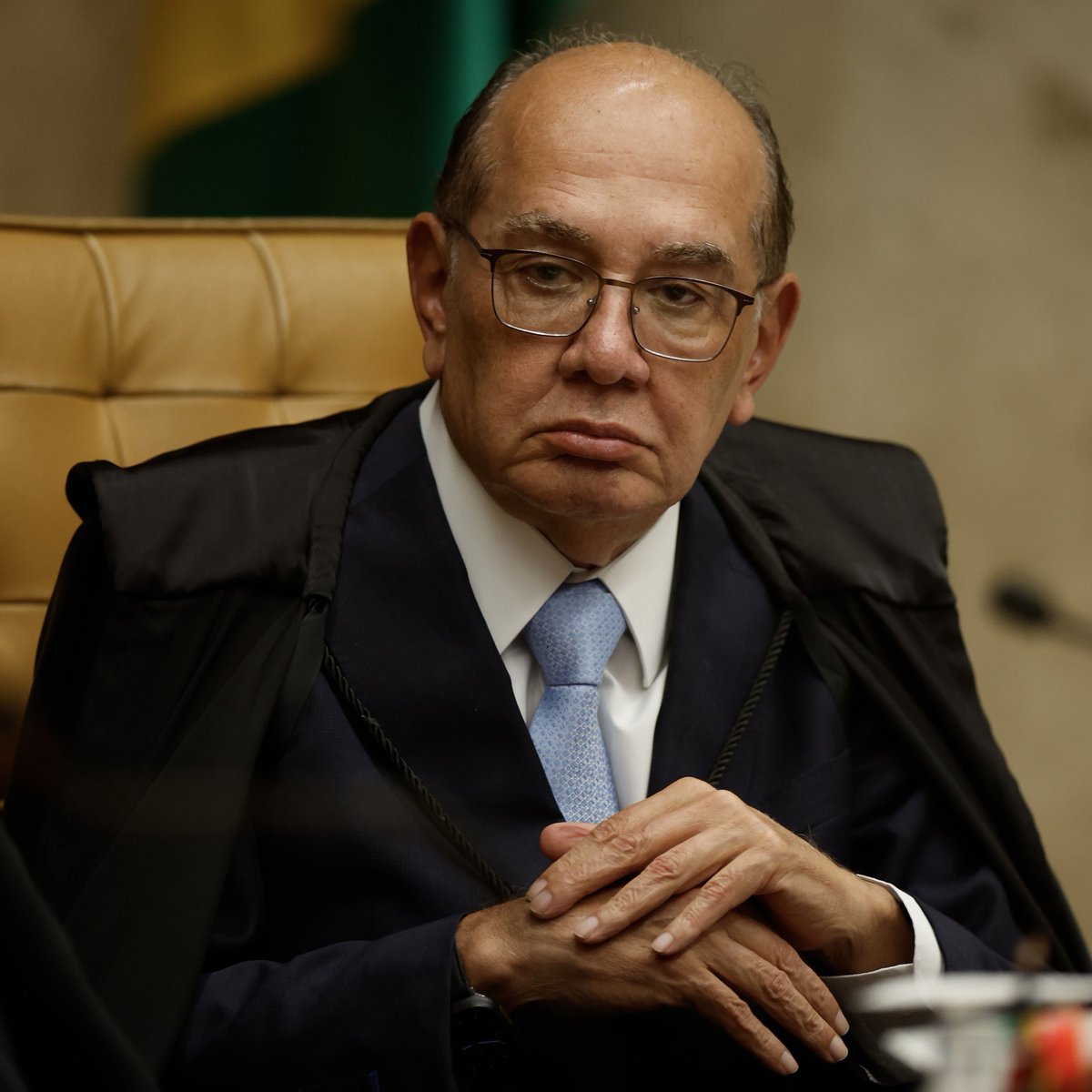 republiqueBRA's tweet photo. 🤬 💬 Ministros Gilmar Mendes e Kassio Nunes Marques bateram boca no WhatsApp nos últimos dias:

GM: “Assumam que estão ferrados e saiam dos processos. Abram as contas.”

KNM: “Me respeite, Gilmar. Isso não é postura.”

GM: “Não julguem, porra. Não respeito a quem não se dá respeito. Você tem de sair do TSE também.”

KNM: “Então não me tecle, pois não falo com quem não me respeita.”

GM: “Abra as suas contas antes de julgar qualquer coisa desse caso na Turma.”

KNM: “Abro com o maior prazer. Há 15 anos presto contas de tudo, como juiz. Tramoias…”

GM: “Verdade! De sua família…”