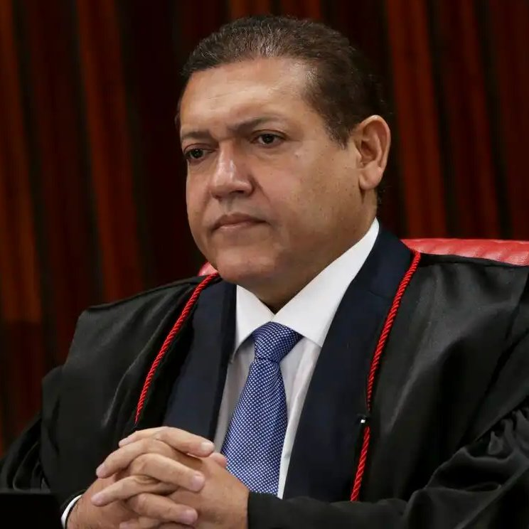 republiqueBRA's tweet photo. 🤬 💬 Ministros Gilmar Mendes e Kassio Nunes Marques bateram boca no WhatsApp nos últimos dias:

GM: “Assumam que estão ferrados e saiam dos processos. Abram as contas.”

KNM: “Me respeite, Gilmar. Isso não é postura.”

GM: “Não julguem, porra. Não respeito a quem não se dá respeito. Você tem de sair do TSE também.”

KNM: “Então não me tecle, pois não falo com quem não me respeita.”

GM: “Abra as suas contas antes de julgar qualquer coisa desse caso na Turma.”

KNM: “Abro com o maior prazer. Há 15 anos presto contas de tudo, como juiz. Tramoias…”

GM: “Verdade! De sua família…”
