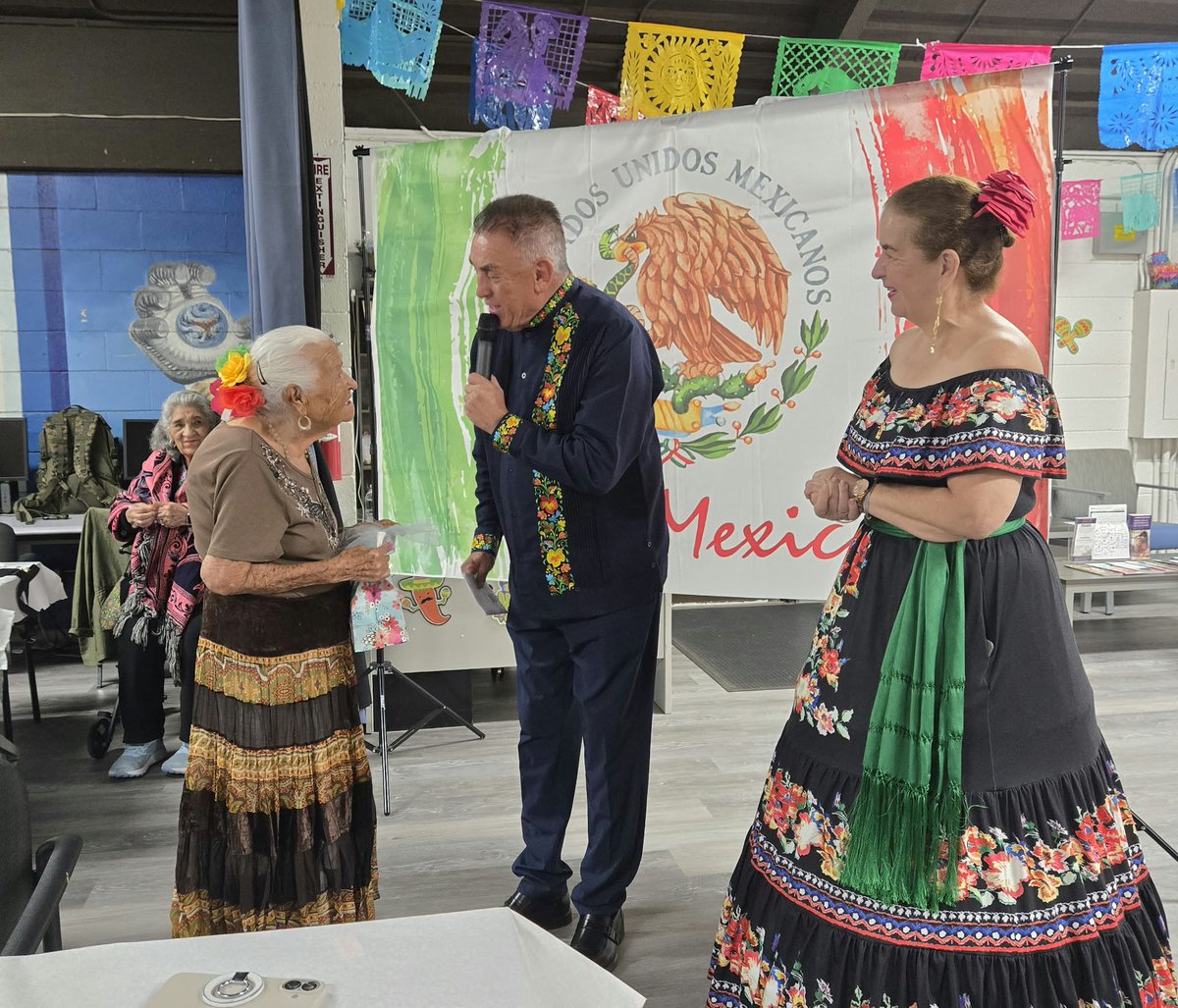ConsulMexOxn's tweet photo. 🇲🇽❤️ En el marco de esta emotiva celebración de #ElGrito, el cónsul @Santavelri tuvo la oportunidad de saludar a nuestra connacional Virginia Velasco, originaria de #Jalisco, quien a sus 100 años y tras más de cinco décadas en California mantiene vivo su amor por México. 🇲🇽✨ https://t.co/gceeaLu3Cz