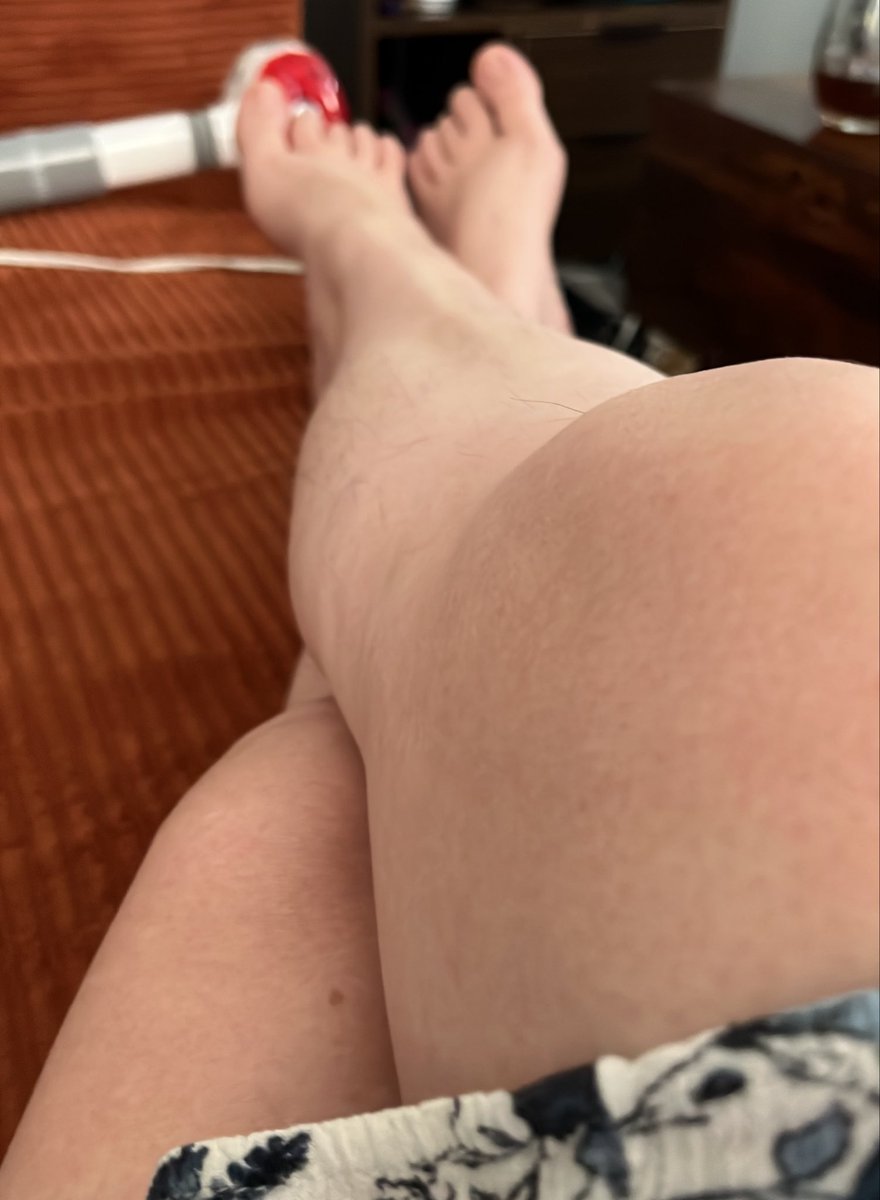 GoddessStormy88's tweet photo. Stuck on this couch today cause I threw my back out moving furniture around in my living room… 😮‍💨😤😭 … cum entertain me and take my mind off the pain… 🔥😏🔥

Findom ✨ Foot ✨ Goddess https://t.co/tBe6ZhXB6Y
