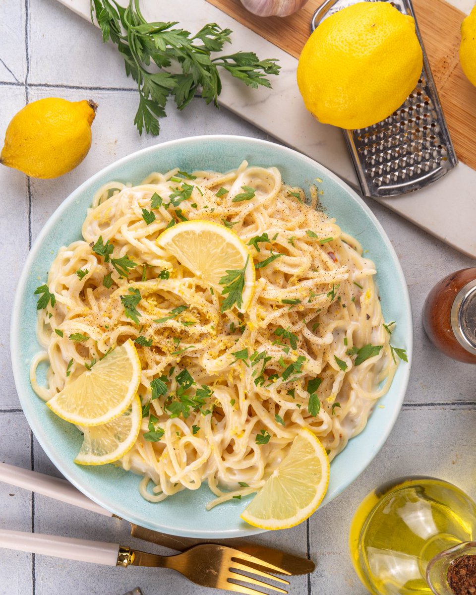 FruitsfromChile's tweet photo. A squeeze of Chilean lemon is the finishing touch every kitchen needs. Sometimes, it's not about adding more ingredients; it's about adding the right one. 
🍋 Explore fresh recipe inspiration: https://t.co/yMqYmLQxZH https://t.co/Y8GzOziAOL