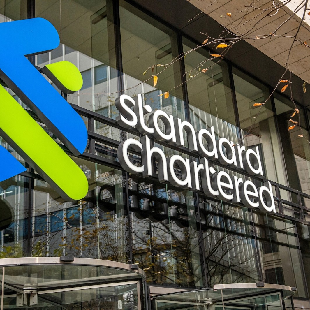 CoinMarketCap's tweet photo. LATEST: 📈 Standard Chartered set a $10 end-2030 target for ARB, about 70x its price at the time, citing a projected $5M monthly Arbitrum revenue run rate after Robinhood Chain's launch. https://t.co/suWD2fhLlA