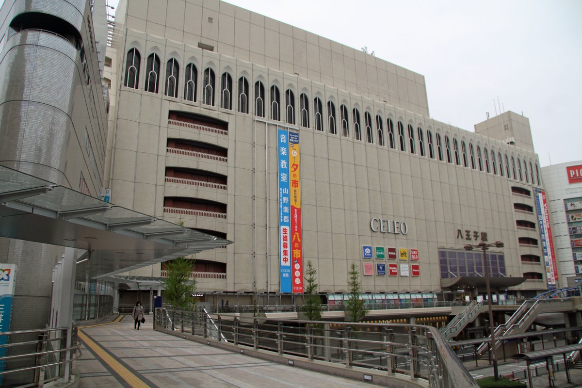 danchigohan's tweet photo. 【ニュースでお決まりのロケ地】

東京で雪→八王子駅前
東京で豪雨→善福寺川
台風接近→足摺岬
交通混乱→新宿駅南口
渋滞→中央道元八王子バス停付近
GW→羽田空港
お盆→東京駅
年末→アメ横
初売り→銀座・日本橋
花粉→耳鼻科の待合室
受験→湯島天神
桜開花→上野公園
地域ネタ→JR町田駅南ぐち
ハロウィン→渋谷スクランブル交差点
野菜価格→スーパーアキダイ
街の声→ほろ酔いお父さんがいる新橋