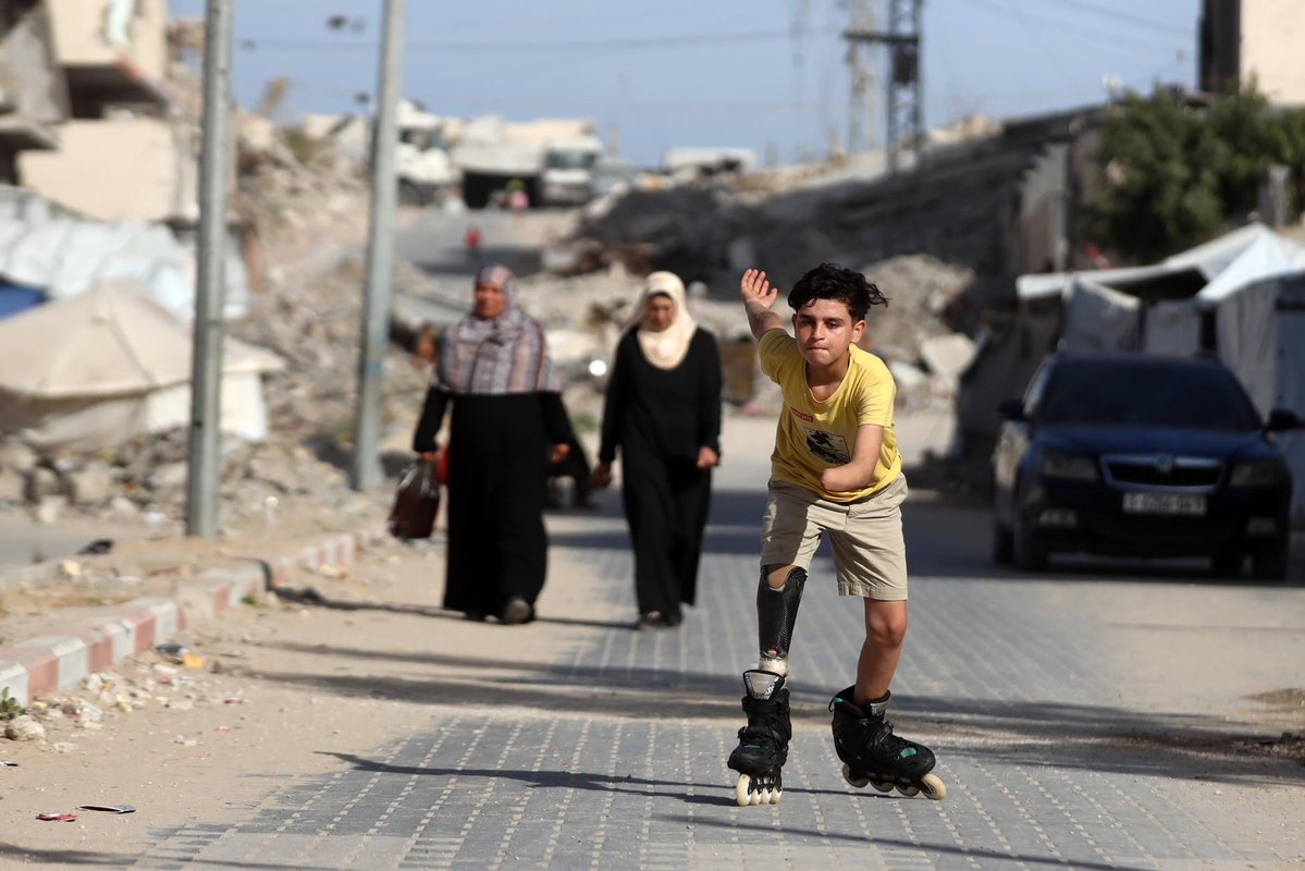 aseelswaid9's tweet photo. A child who lost a leg and a hand practices roller skating in Gaza, Palestine.2026 https://t.co/xO6Y54MoqB