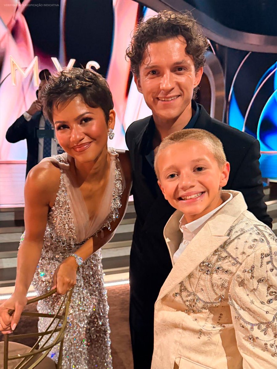HBOMaxBrasil's tweet photo. Sonhos se realizam no #Emmys. 🥹❤️

Dexter Sol Ansell finalmente conheceu a Zendaya! https://t.co/rbeYpFxHqL