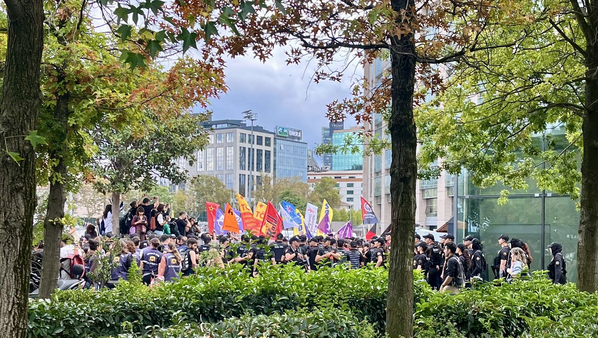 osucaortakolma's tweet photo. Bugün Çağlayan’da barışçıl basın açıklaması için toplanan, ardından gözaltına alınan, aralarında barış imzacısı hocalarımızın bulunduğu 106 kişinin mevcutlu tutulması, ihtiyaçlarının karşılanmaması, avukatlarıyla görüştürülmemeleri kabul edilemez.

Gözaltılar serbest bırakılsın! https://t.co/9J1mB4Vnfm