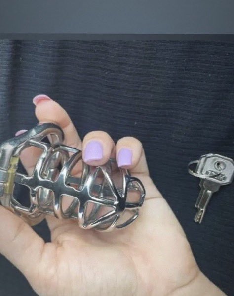 ElenaQuenne's tweet photo. J’ai hâte de te faire souffrir avec cette nouvelle cage 🥵🫰🏻 https://t.co/NJh9RQNWXN