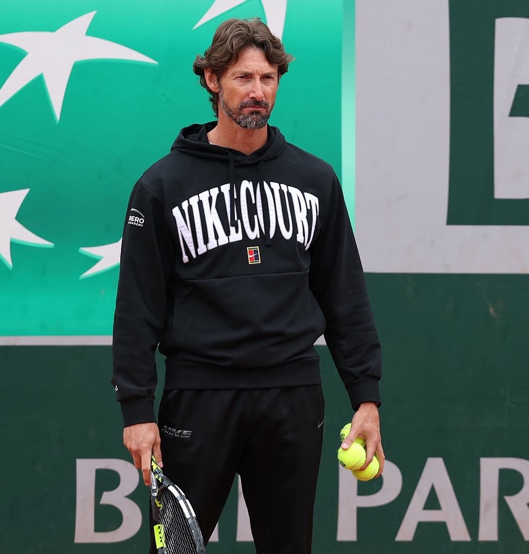 UniversTennis's tweet photo. 🚨 JUAN CARLOS FERRERO 🇪🇸 DE RETOUR EN 2027 !

Séparé de Carlos Alcaraz fin 2025, l’Espagnol annonce qu’il va reprendre son rôle d’entraîneur. 🔙

🗣️ « Je pense que je vais revenir sur le circuit, mais je ne peux pas dire avec qui. »

Vous le voyez avec qui ? 👀

(@MPlusDeportes) https://t.co/mBzpK6bwcW
