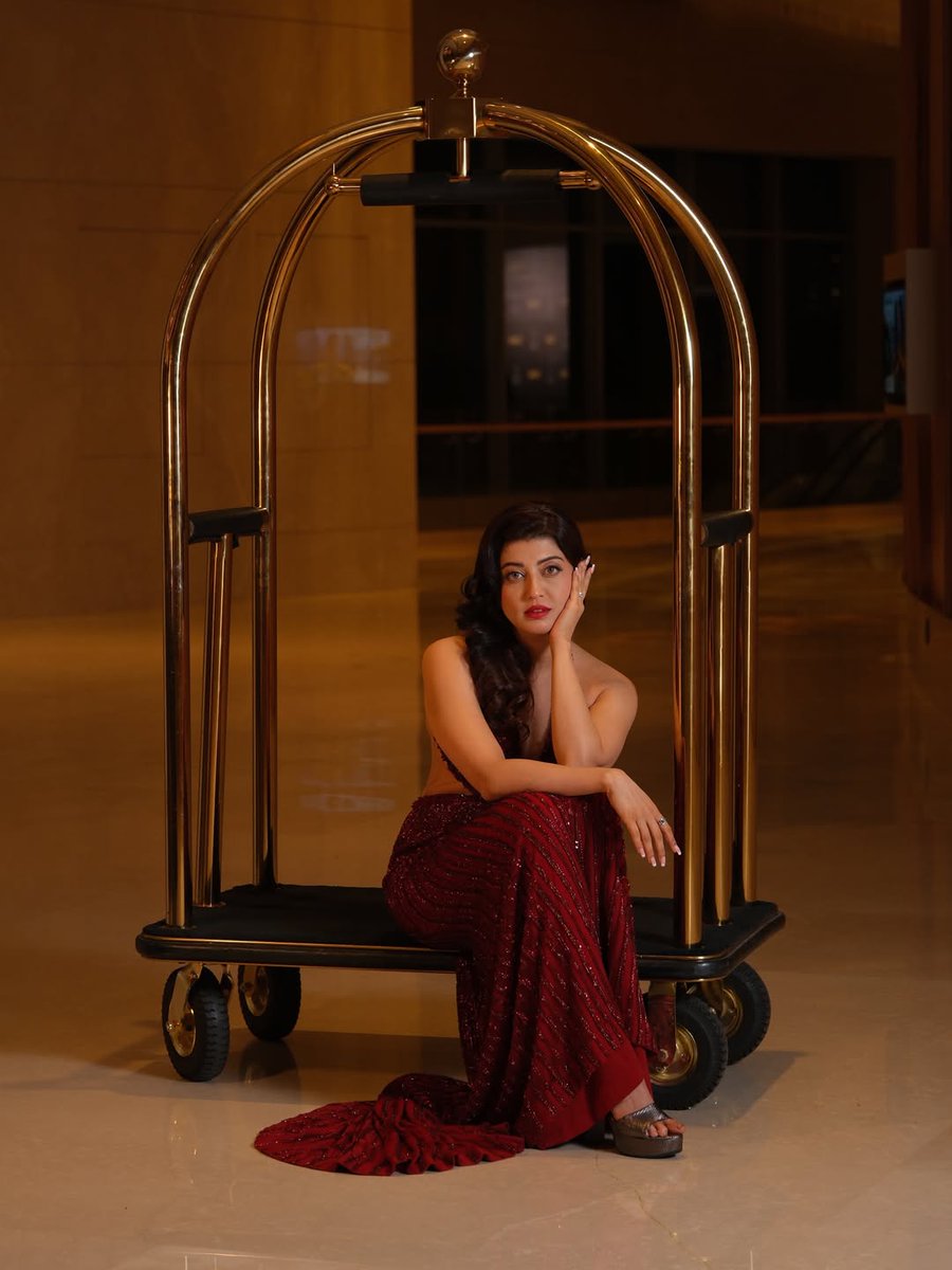 celeblife360's tweet photo. Pranitha Subhash looks breathtakingly gorgeous in this shimmering, glamorous crimson gown! ✨❤️
(1/5)
#PranithaSubhash #RedCarpetGlam #SIIMA https://t.co/VeEGjg6tCy
