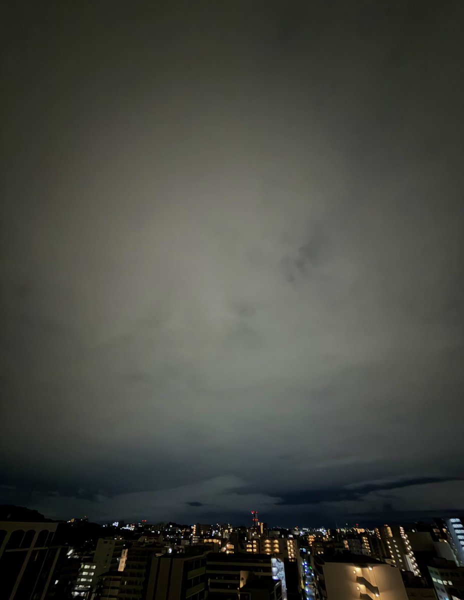 Otome_Power's tweet photo. ９月１６日 水曜日　おはようございます。

０４時５３分 厚い雲に覆われた朝。

本日の近畿地方は、湿った空気の影響で曇り、断続的に雨が降る一日となります。
🌧️⇒🌧️⇒🌧️

〈紅萩の 根付きし証ほど 咲きぬ〉稲畑汀子 https://t.co/IWPDGeTvoj