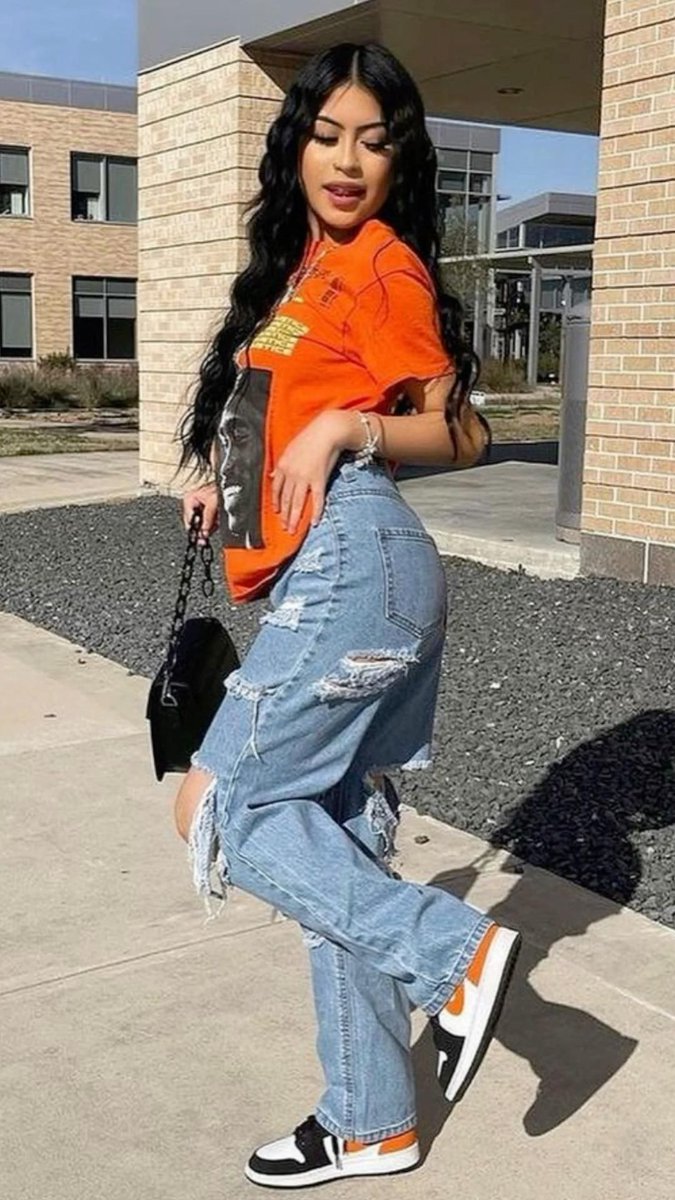 SamuelTorrqf's tweet photo. She would always force herself to spend time with my girlfriend because it meant other people weren't alone with my girlfriend. https://t.co/jMn9ao4Bcg