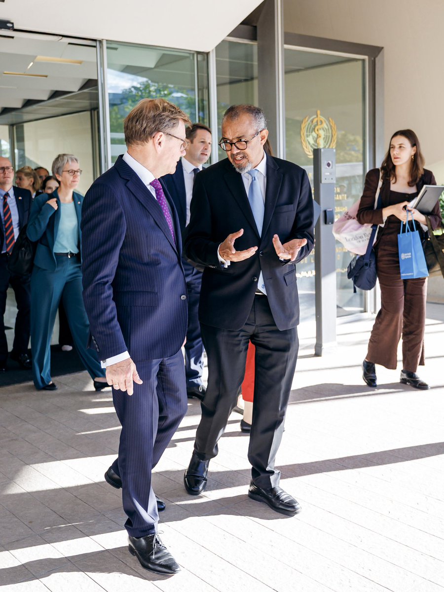 AussenMinDE's tweet photo. Dear @drtedros, thank you for welcoming us while stearing @who through a demanding reform process. 🇩🇪 is in deep appreciation of your contribution to global health &amp; fighting #Ebola, protecting people around the globe &amp; in 🇩🇪. To us #WHO remains the main actor for global health. https://t.co/OTCv6kp79U