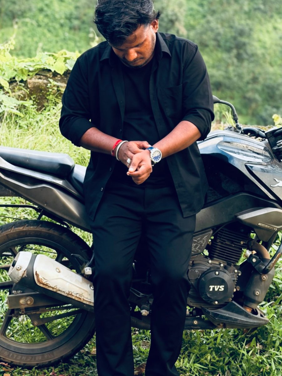 MerlinSlomsde's tweet photo. Black outfit, bike, nature, and an attitude to match. https://t.co/I0IiDMrg3J