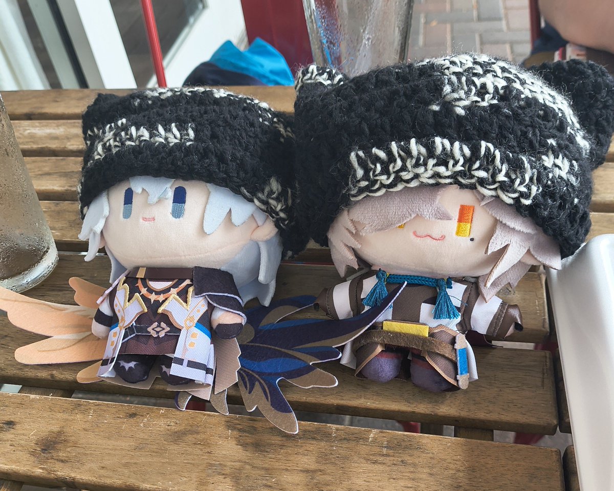 valeriysdoll's tweet photo. jing yuan and phainon in the matching hats i made them🥹 https://t.co/kDC16AvJZE