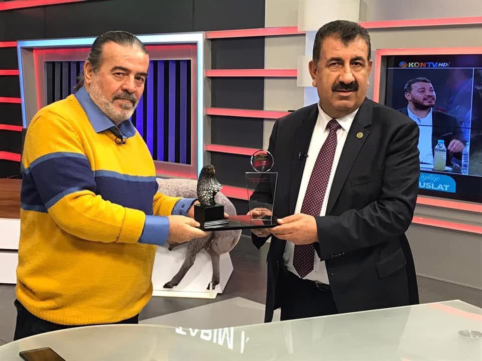 nihatceliktr's tweet photo. CAN DOSTUMUZ RECEP CİNGÖZ’Ü KAYBETMENİN DERİN ÜZÜNTÜSÜNÜ YAŞIYORUM
1968 yılında dünyaya gelen, değerli gazeteci ve Tarım Masası programının yapımcısı, çok kıymetli dostum, can arkadaşım Recep Cingöz’ün vefat haberini büyük bir üzüntü ve tarifsiz bir acıyla öğrenmiş bulunuyorum.
Bazı insanlar hayatınıza sadece arkadaş olarak girmez; yüreğinizde yer edinir, ailenizden biri olur. Recep Cingöz benim için işte öyle bir dosttu. Birlikte yaşadığımız güzel günler, yaptığımız sohbetler ve paylaştığımız nice hatıra ömrüm boyunca benimle kalacak.
Şimdi geriye koca bir boşluk ve tarifsiz bir özlem kaldı.
Merhumun cenazesi yarın öğleden sonra Karşıyaka Mezarlığı’nda toprağa verilecektir.
Başta kıymetli oğlu Eren olmak üzere ailesine, yakınlarına, dostlarına ve tüm sevenlerine sabır ve başsağlığı diliyorum.
Can dostum Recep… Seni unutmayacağım. Mekânın cennet, makamın âli olsun. Rabbim seni rahmetiyle kucaklasın. @RCPCNG @RecepCNGZ