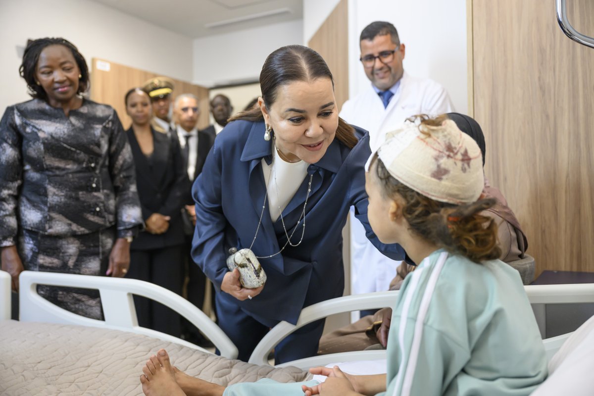 Medi1TV's tweet photo. قامت صاحبة السمو الملكي الأميرة للا أسماء، رئيسة مؤسسة للا أسماء، وفخامة السيدة راشيل روتو، السيدة الأولى لـ #جمهورية_كينيا 🇰🇪 ورئيسة "مؤسسة صوت الطفولة" "Voice of Children Foundation "، اليوم الثلاثاء 15 شتنبر بالمستشفى الجامعي الدولي محمد السادس بالرباط 🇲🇦 ، بزيارة مرضى كينيين ومغاربة استفادوا من زراعة قوقعة الأذن، وذلك في إطار المرحلة الرابعة من البرنامج ذي البعد الدولي "متحدون، نسم�� بشكل أفضل"، والحملة الوطنية "نسمع".

ويعد المرضى الكينيون الذين خضعوا لهذه العمليات من بين 100 طفل يعانون من الصمم الشديد، تم التكفل بهم في إطار المرحلة الرابعة من برنامج "متحدون، نسمع بشكل أفضل"، التي أعطت صاحبة السمو الملكي الأميرة للا أسماء والسيدة راشيل روتو، انطلاقتها بالعاصمة الكينية في 5 نونبر 2025، والتي تتوخى زراعة قوقعة الأذن لـ 70 طفلا في نيروبي، واستقبال 30 طفلا آخرين بالمغرب للاستفادة من العملية ذاتها، حيث استفاد الاطفال العشر الأوائل منهم بالمملكة من المسار الطبي نفسه المخصص للمرضى المغاربة.

وانسجاما مع الرؤية الإنسانية والتضامنية لصاحب الجلالة الملك محمد السادس، نصره الله، من أجل تعاون جنوب - جنوب فعال ومتين، يتيح تنفيذ هذه المرحلة الرابعة من برنامج "متحدون، نسمع بشكل أفضل" للشباب اكتشاف عالم الصوت، والتواصل، والتعلم، والتفتح، فضلا عن نقل الكفاءات.