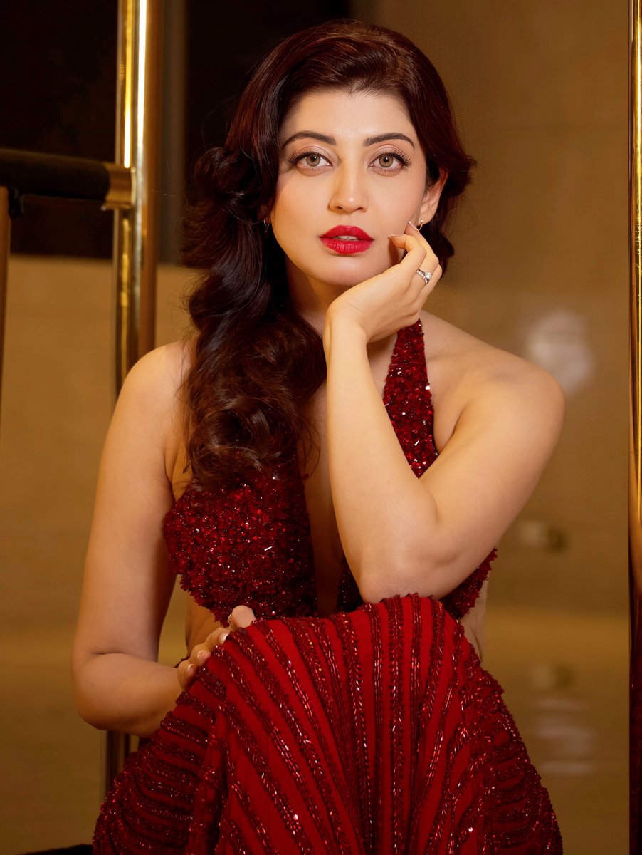 celeblife360's tweet photo. Pranitha Subhash looks breathtakingly gorgeous in this shimmering, glamorous crimson gown! ✨❤️
(3/5)
#PranithaSubhash #RedCarpetGlam #SIIMA https://t.co/o6OCv60tsk