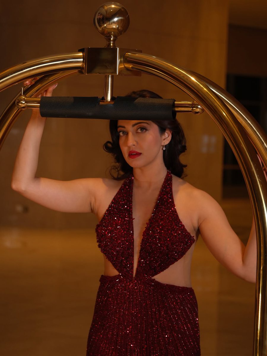 celeblife360's tweet photo. Pranitha Subhash looks breathtakingly gorgeous in this shimmering, glamorous crimson gown! ✨❤️
(4/5)
#PranithaSubhash #RedCarpetGlam #SIIMA https://t.co/PhItlskvoo