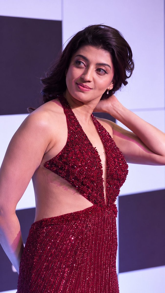 celeblife360's tweet photo. Pranitha Subhash looks breathtakingly gorgeous in this shimmering, glamorous crimson gown! ✨❤️
(5/5)
#PranithaSubhash #RedCarpetGlam #SIIMA https://t.co/k4LpYEXOpG