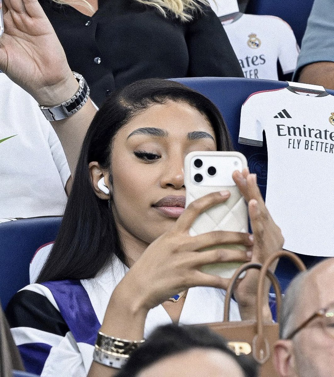 MatchDCentral's tweet photo. 🚨📸 Yan Diomande’s partner, Princess Aiysha, was spotted in the stands at the Santiago Bernabéu watching Real Madrid take on Rayo Vallecano in La Liga.

👀🇨🇮 https://t.co/SjeN5yNJ10