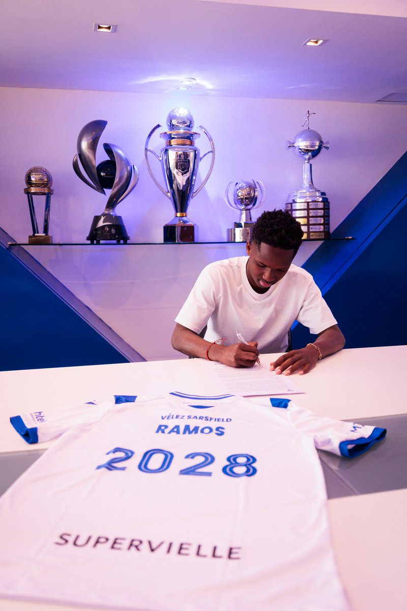 Velez's tweet photo. ✍️🏻 Stephen Ramos firmó su primer contrato con Vélez hasta el 31 de diciembre de 2028.

¡VAMOS KIKI! 💙💪🏼 https://t.co/9GLsrisrU7