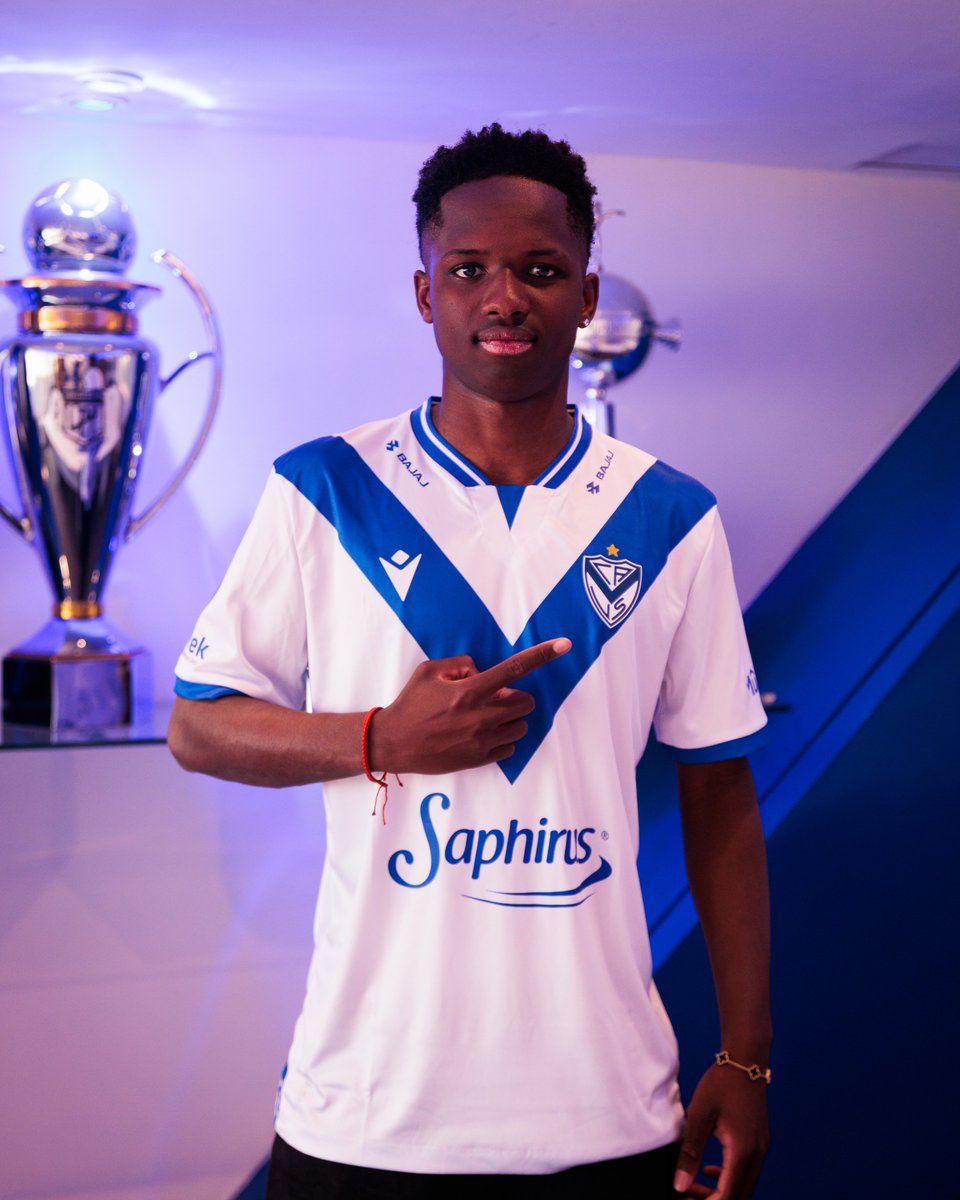 Velez's tweet photo. ✍️🏻 Stephen Ramos firmó su primer contrato con Vélez hasta el 31 de diciembre de 2028.

¡VAMOS KIKI! 💙💪🏼 https://t.co/9GLsrisrU7