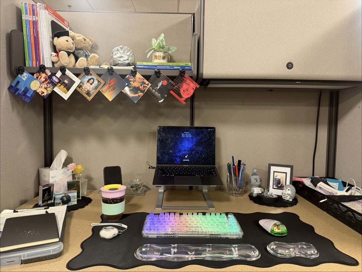 jaxochistic's tweet photo. day in my life post-grad is arriving to my ugly lil cubicle, spending a couple hours making visuals for emotional regulation or sharing or some shit, hanging out w a 3 year old w down’s syndrome for an hour, giving her mom some potty training strategies, and going home by 1pm https://t.co/S0zd3laKvo