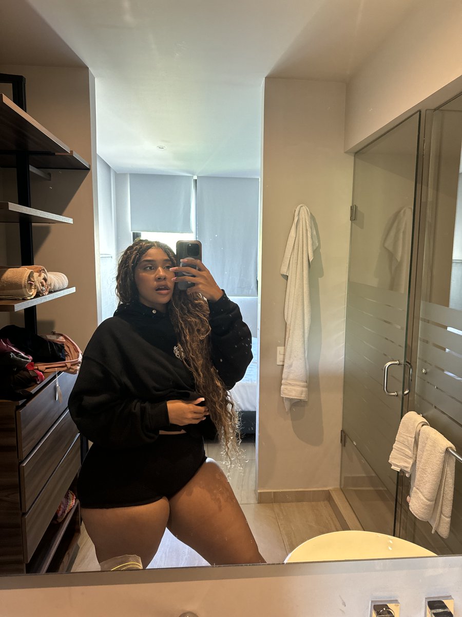 angelsaphxo's tweet photo. thick and fine? https://t.co/FGPLcf2oIl