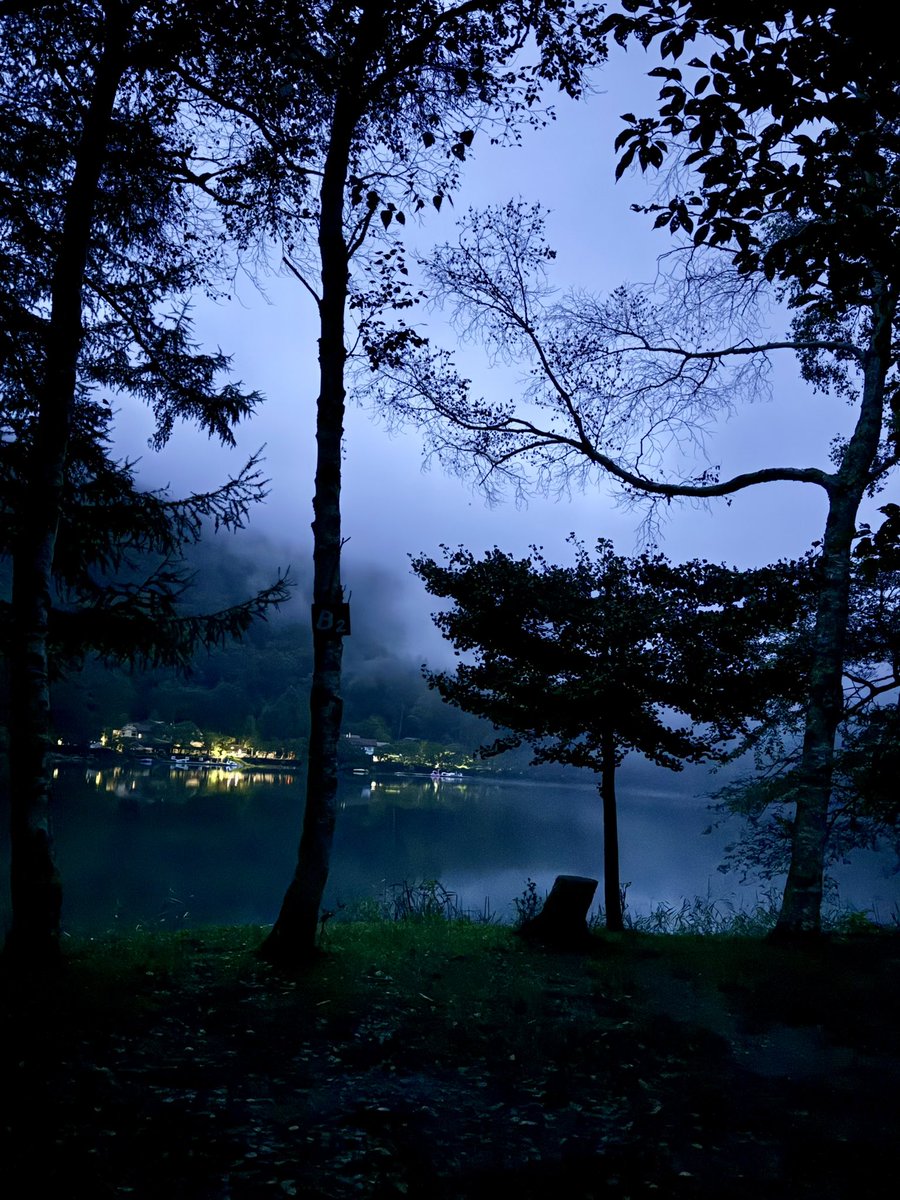 zen_yamaaruki's tweet photo. おはようございます
霧が晴れてきました
蛾ヶ岳登山かな？　山に小さな灯りと人の声が聴こえました https://t.co/ouGlpjAnmz