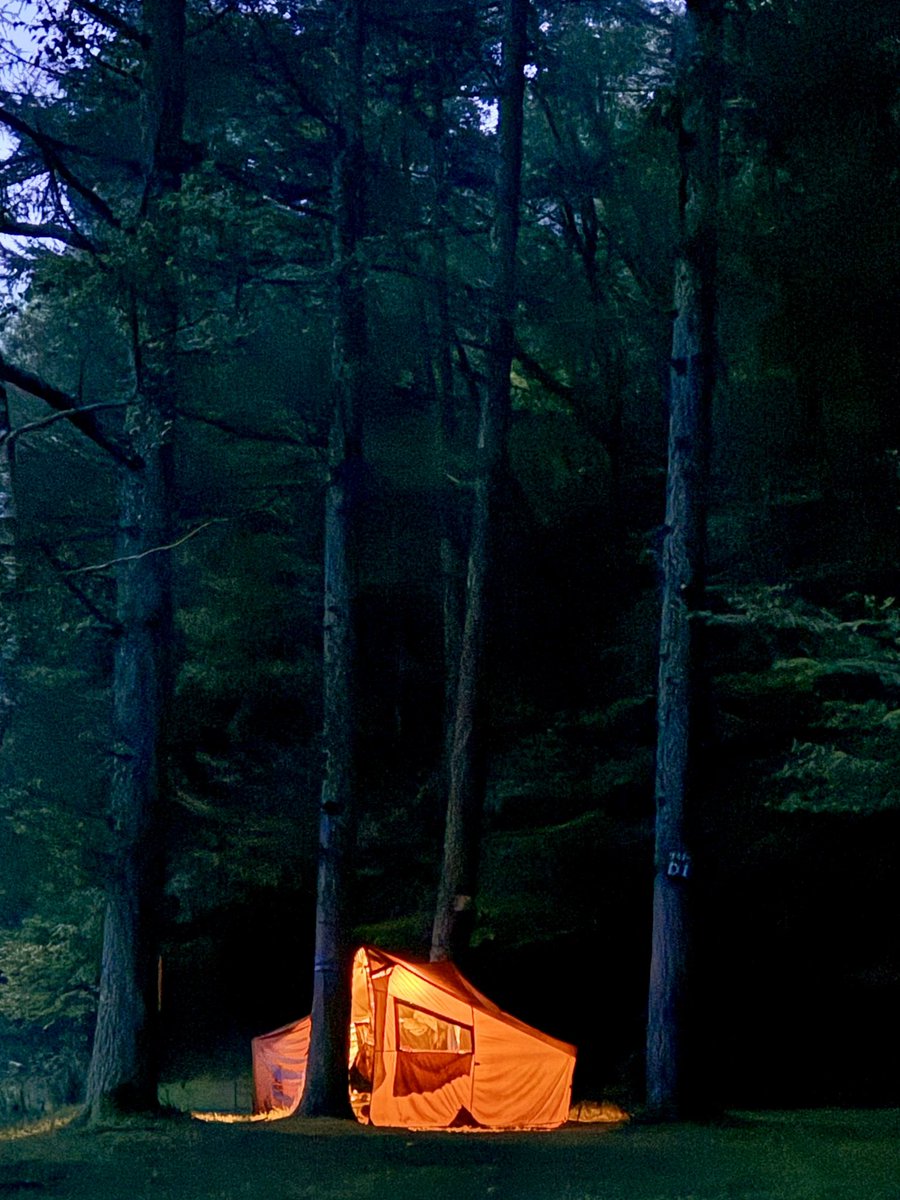 zen_yamaaruki's tweet photo. おはようございます
霧が晴れてきました
蛾ヶ岳登山かな？　山に小さな灯りと人の声が聴こえました https://t.co/ouGlpjAnmz