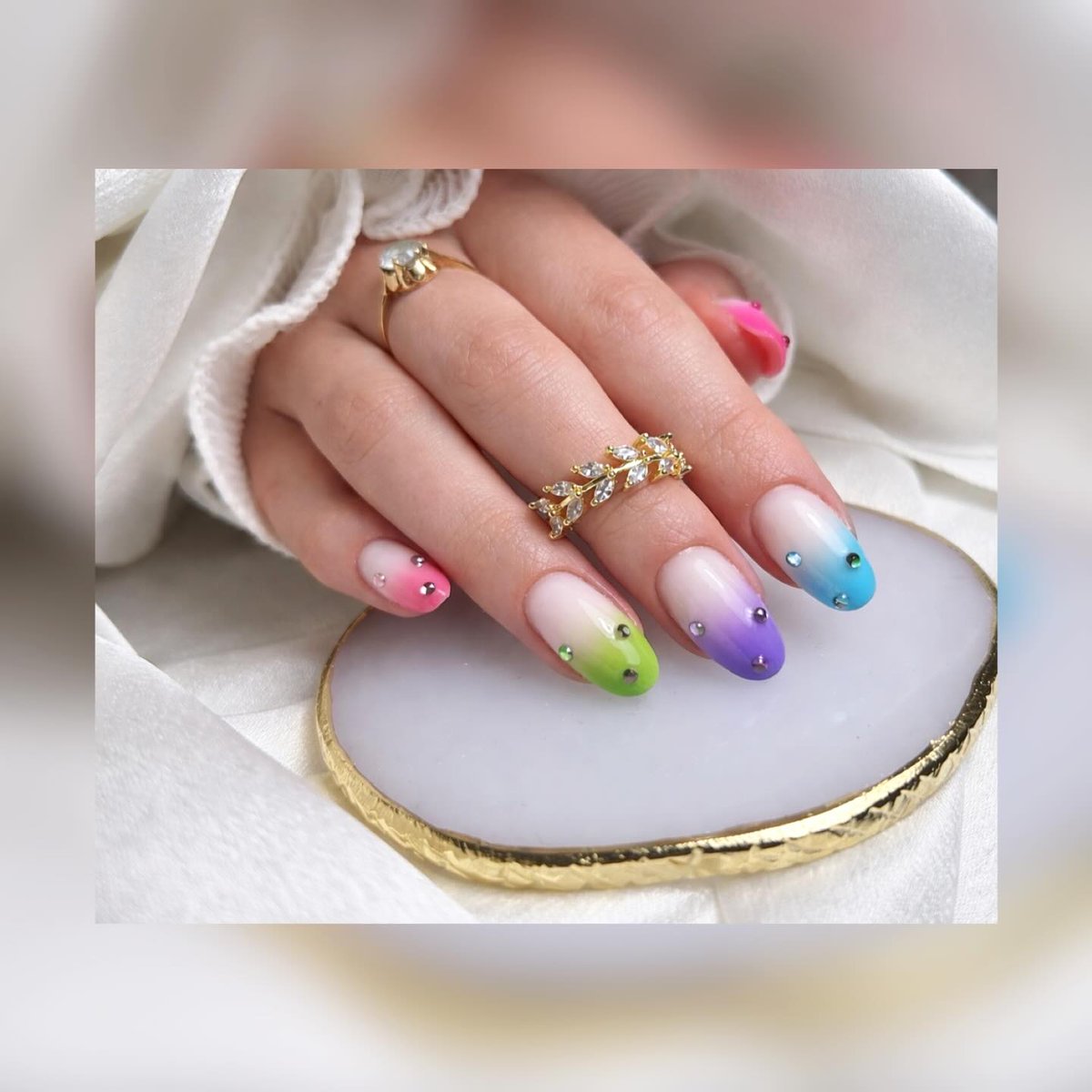 DeloraRincov's tweet photo. Beautiful ombré with a touch of rhinestones. https://t.co/pwmK28j17A