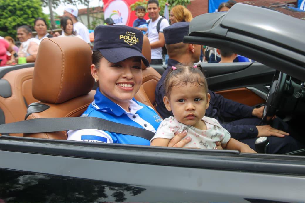 Vi11atoro's tweet photo. Hoy, El Salvador le muestra al mundo el resultado de una transformación histórica.
 
Bajo el liderazgo del Presidente @nayibbukele, nuestro país recuperó la seguridad, la tranquilidad y la confianza para volver a celebrar nuestras fiestas patrias con orgullo y libertad.
 
Este desfile representa la fuerza de una nación que cambió su rumbo y que hoy mira hacia adelante con determinación.
 
Celebramos lo que hemos recuperado y defendemos lo que estamos construyendo.
 
🇸🇻 #ElFuturoEsNuestro