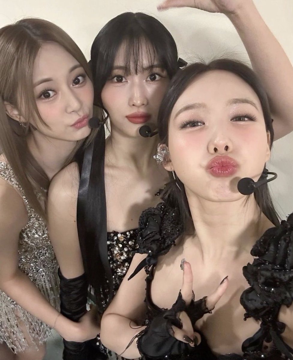 naye0nswife's tweet photo. my bias line🔥 show me pics of your bias line https://t.co/CpPJZH9B5c