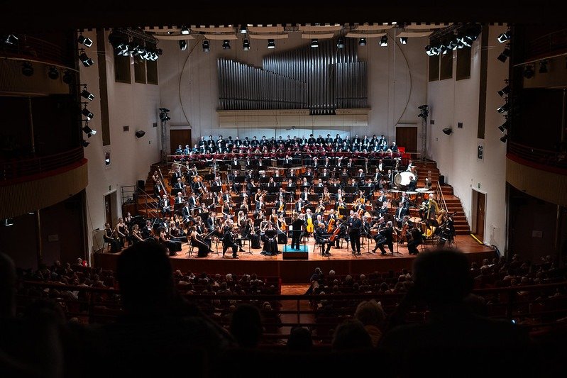 OperaLibera's tweet photo. Simone Young dirige l'Orchestra Sinfonica Nazionale della Rai, Coro e coro di voci bianche del Teatro Regio di Torino ed un trio di eccellenti solisti in una maestosa esecuzione del War Requiem di Benjamin Britten per l'inaugurazione del @mitofestival.

https://t.co/7Yjg9hoiJH https://t.co/BU1gzGqqud