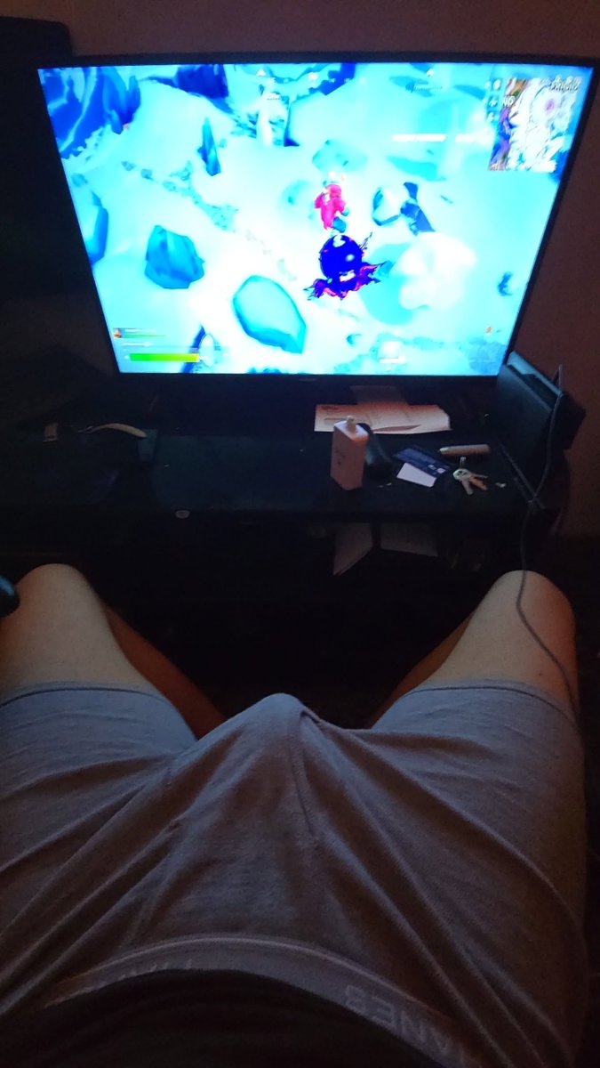 hungRuncle's tweet photo. Who can help me while I play? https://t.co/Ooze4Msd8r