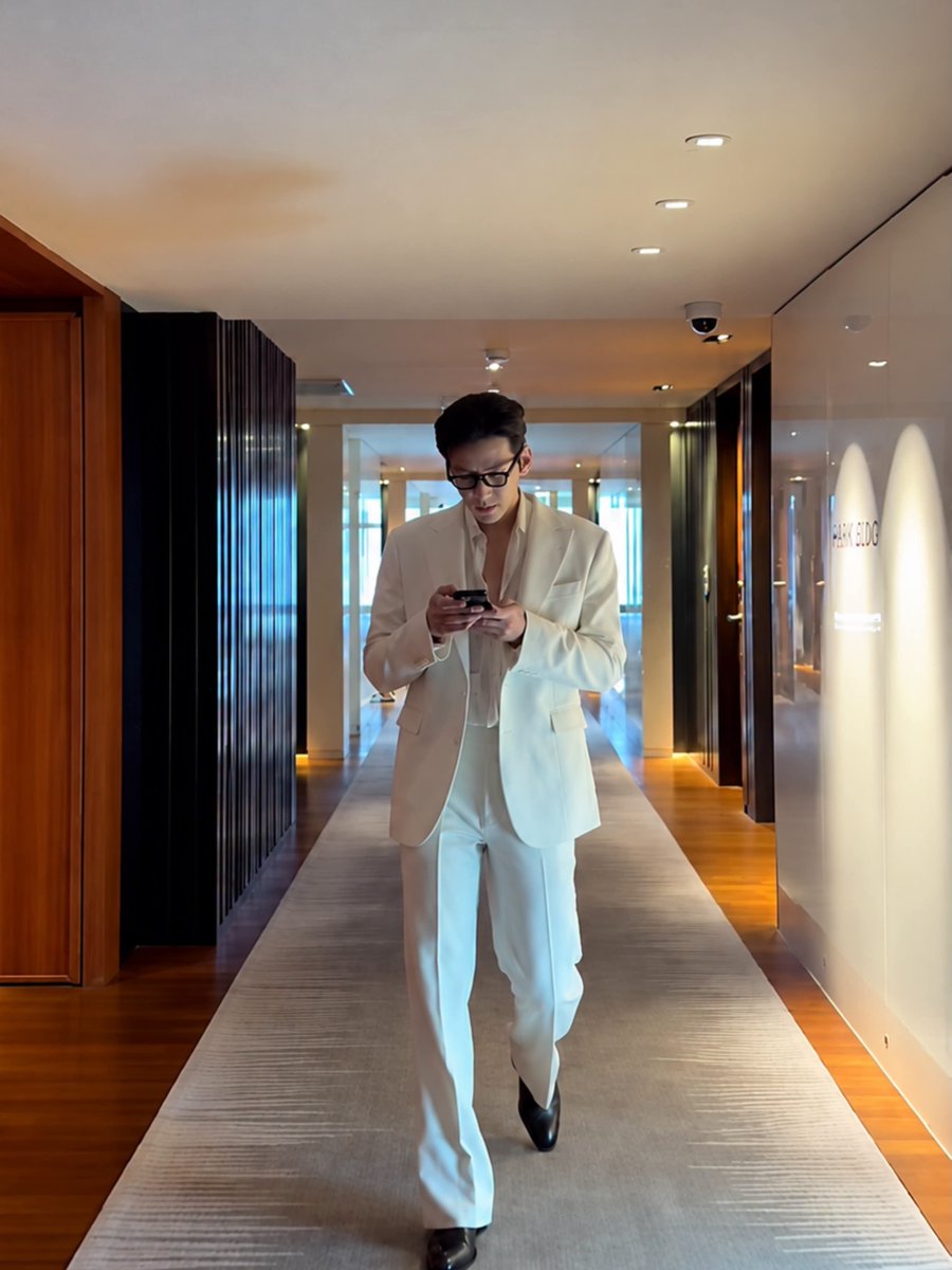 hfsouls's tweet photo. ⠀⠀⠀⠀
Enfermo y todo, pero la vida sigue y hay que continuar con lo que dice la agenda. Y simón, sí estoy ciego, los lentes no eran solo parte del outfit.
⠀⠀⠀⠀ https://t.co/GbBk7OhFdm