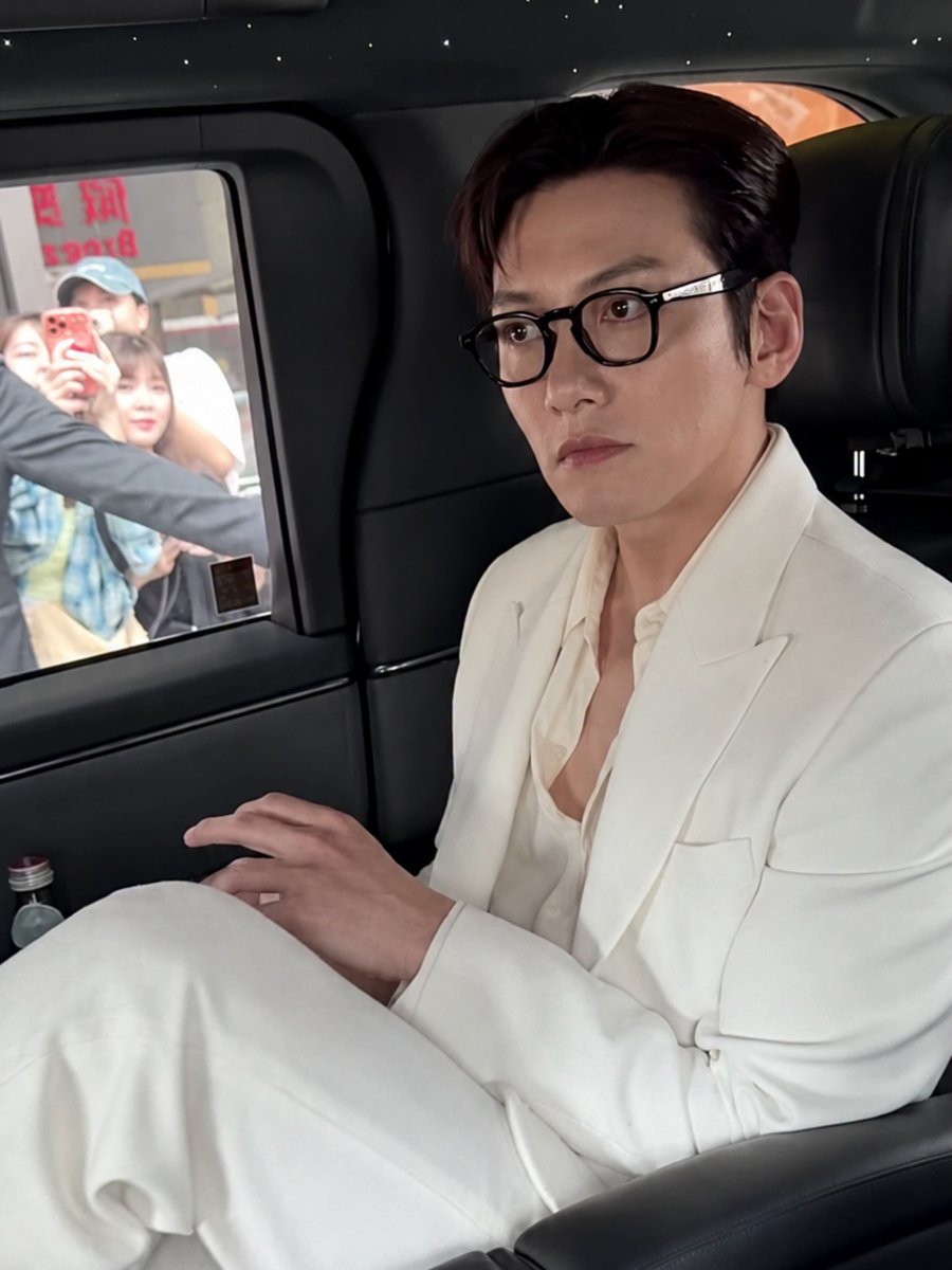 hfsouls's tweet photo. ⠀⠀⠀⠀
Enfermo y todo, pero la vida sigue y hay que continuar con lo que dice la agenda. Y simón, sí estoy ciego, los lentes no eran solo parte del outfit.
⠀⠀⠀⠀ https://t.co/GbBk7OhFdm