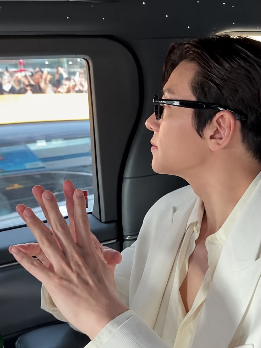 hfsouls's tweet photo. ⠀⠀⠀⠀
Enfermo y todo, pero la vida sigue y hay que continuar con lo que dice la agenda. Y simón, sí estoy ciego, los lentes no eran solo parte del outfit.
⠀⠀⠀⠀ https://t.co/GbBk7OhFdm